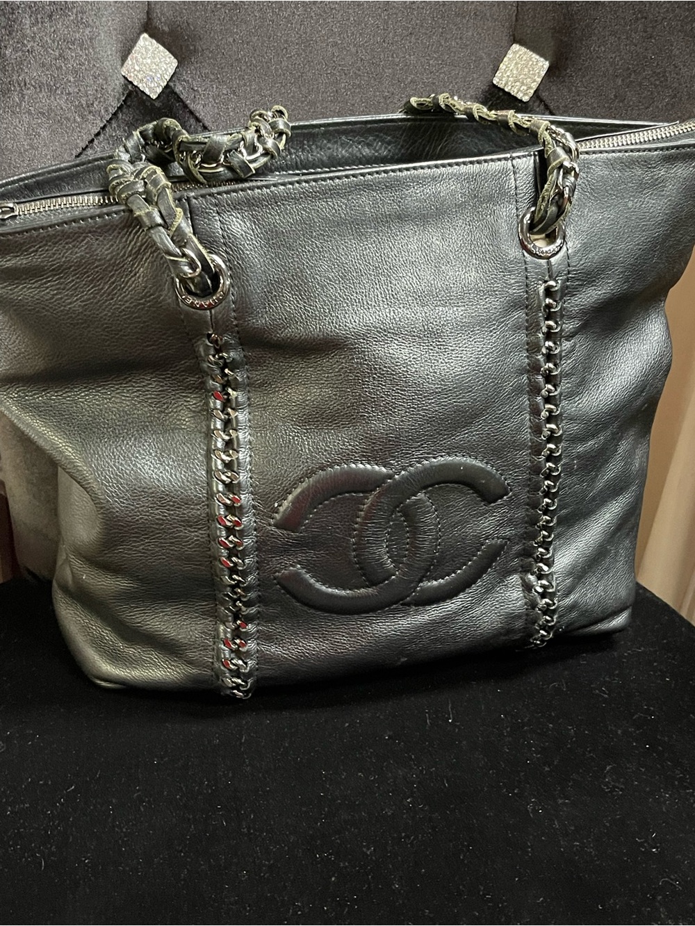 CHANEL Black Leather Quilted Chain-Handle Shoulder Bag
